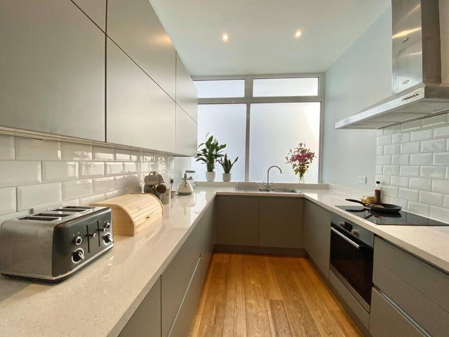 2Bdr Modern Apartment In Hammersmith West Londýn Exteriér fotografie
